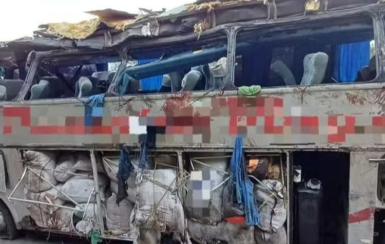 Ônibus com 35 passageiros tomba em rodovia no Agreste; 17 mortos e feridos graves
