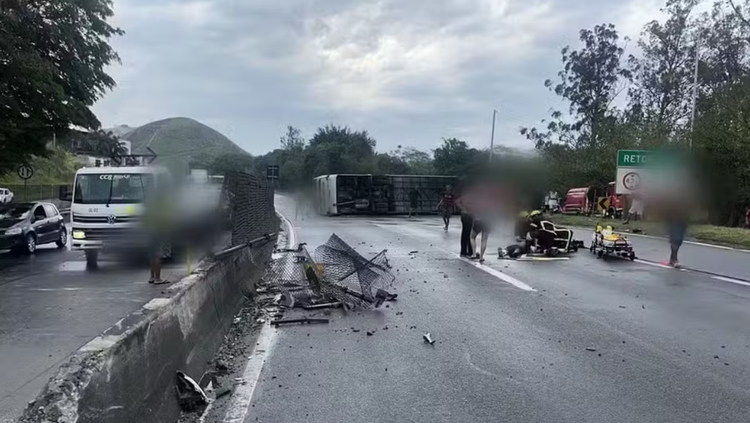 Ônibus com torcedores do Flamengo capota e 16 pessoas ficam feridas.