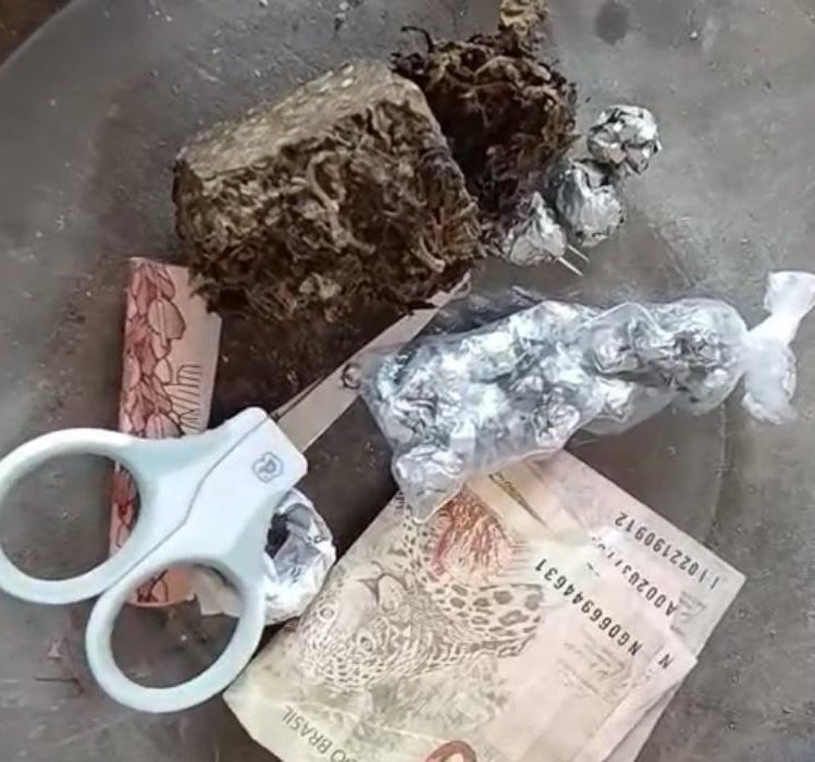 Operação da PM em Luís Correia prende foragido e desmantela ponto de venda de drogas no bairro Triângulo.