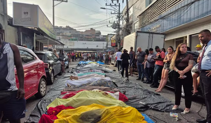 Pelo menos 44 corpos são levados por moradores para praça na Penha; há mais em área de mata. (Foto: Betinho Casas Novas/g1) Pelo menos 44 corpos são levados por moradores para praça na Penha; há mais em área de mata. (Foto: Betinho Casas Novas/g1)