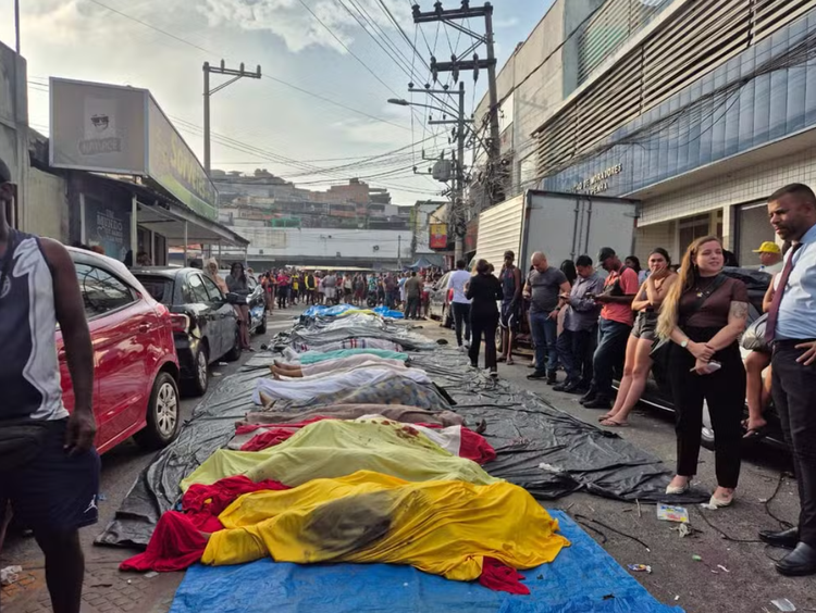 Pelo menos 44 corpos são levados por moradores para praça na Penha; há mais em área de mata.
