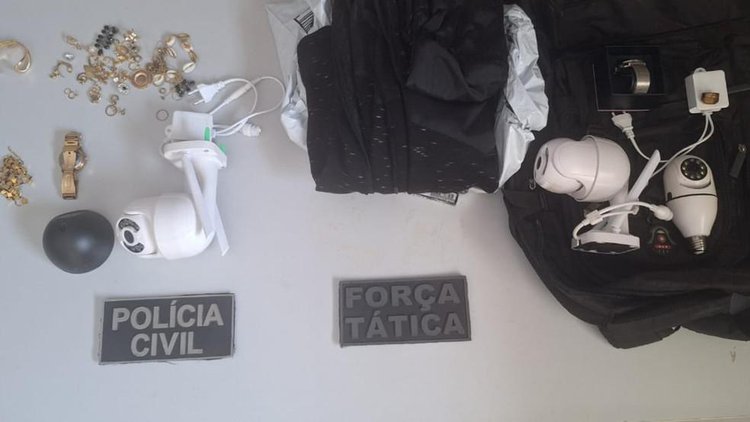 Polícia captura irmãos após furto em residência de juiz.