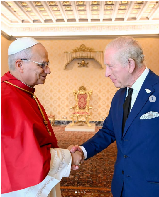 Rei Charles 3º faz oração histórica ao lado do papa Leão 14 no Vaticano
