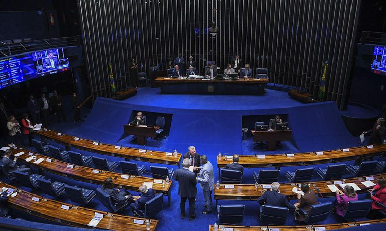Senadores participam de sessão do Senado Federal.