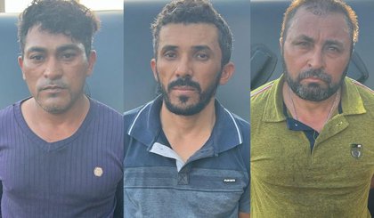 Suspeitos de homicídios por encomenda são presos em ônibus clandestino no Piauí. (Foto: Divulgação/PCPI) Suspeitos de homicídios por encomenda são presos em ônibus clandestino no Piauí. (Foto: Divulgação/PCPI)