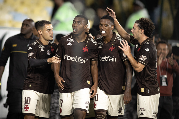 Vasco avança rumo à Libertadores após vitória no Brasileirão.