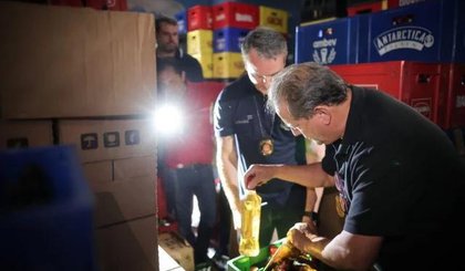 Vigilância interdita seis locais em SP por suspeita de venda de bebidas com metanol (Foto: Divulgação governo de SP) Vigilância interdita seis locais em SP por suspeita de venda de bebidas com metanol (Foto: Divulgação governo de SP)