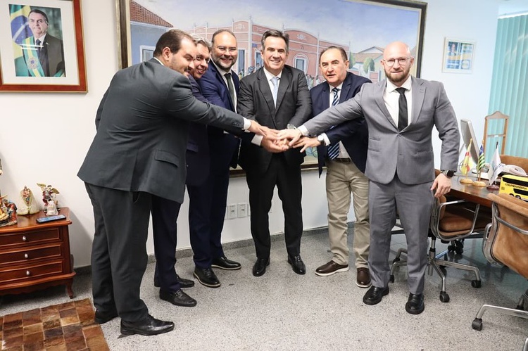 Antônio Reis em Brasília e anuncia reforma do Ginásio Defala Attem