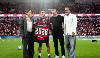 Arrascaeta celebra contrato até 2028 com homenagem no Maracanã. (Foto: Gilvan de Souza/Flamengo) Arrascaeta celebra contrato até 2028 com homenagem no Maracanã. (Foto: Gilvan de Souza/Flamengo)