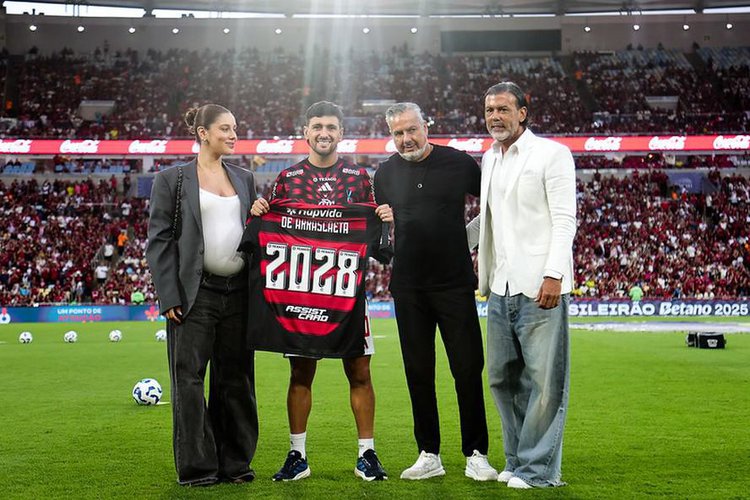 Arrascaeta celebra contrato até 2028 com homenagem no Maracanã.