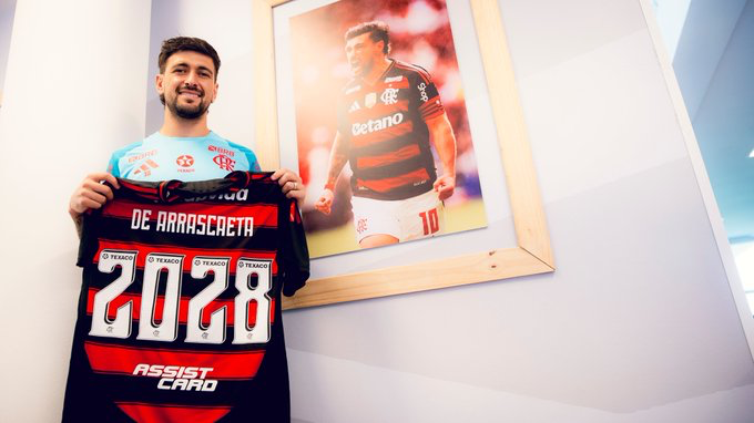 Arrascaeta renova com o Flamengo até 2028 e celebra permanência