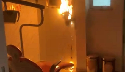 Bombeiros controlam foco em sala odontológica após falha no sistema de energia solar (Foto: Reprodução) Bombeiros controlam foco em sala odontológica após falha no sistema de energia solar (Foto: Reprodução)