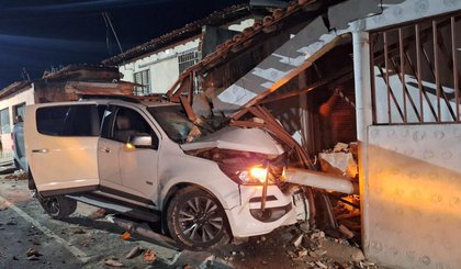 Caminhonete colide em duas casas em Bom Jesus, no Piauí. (Foto: Polícia Militar)