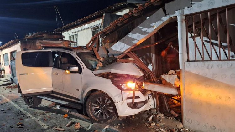 Caminhonete colide em duas casas em Bom Jesus, no Piauí.