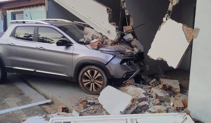 Carro perde o controle e invade casa em Luzilândia; veículo é de secretária (Foto: Polícia Militar) Carro perde o controle e invade casa em Luzilândia; veículo é de secretária (Foto: Polícia Militar)