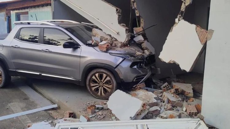 Carro perde o controle e invade casa em Luzilândia; veículo é de secretária