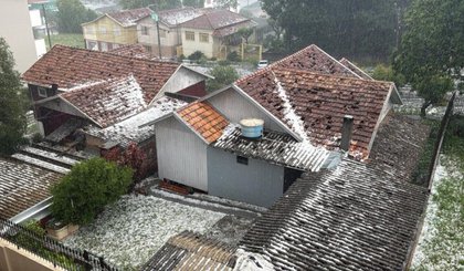 Chuva de granizo destruiu casas em Erechim (RS). (Foto: Matheus Cerutti)