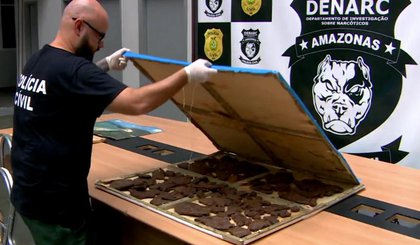 'Cocaína negra' é apreendida em mansão de luxo em Manaus. (Foto: Reprodução/TV Globo)