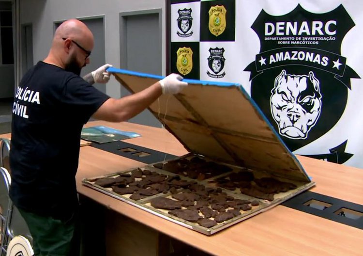 'Cocaína negra' é apreendida em mansão de luxo em Manaus.