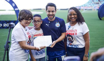 Everton Ribeiro recebeu homenagem antes da partida do Bahia (Foto: Rafael Rodrigues/Bahia) Everton Ribeiro recebeu homenagem antes da partida do Bahia (Foto: Rafael Rodrigues/Bahia)