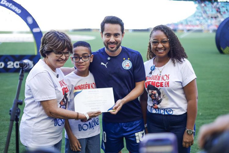 Everton Ribeiro recebeu homenagem antes da partida do Bahia