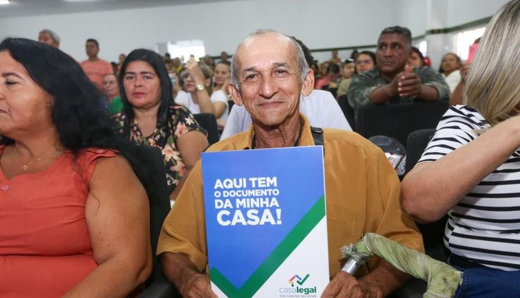 Famílias são contempladas com registro de imóveis.