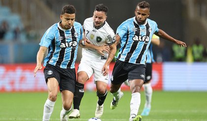 Glorioso faz 3 a 2 no Grêmio e continua correndo atrás do G4 (Foto: Victor Silva)