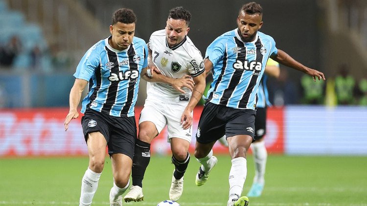 Glorioso faz 3 a 2 no Grêmio e continua correndo atrás do G4