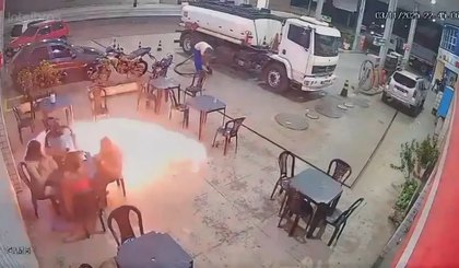 Homem provoca incêndio em posto de combustível em Timon após acender cigarro (Foto: reproduções) Homem provoca incêndio em posto de combustível em Timon após acender cigarro (Foto: reproduções)