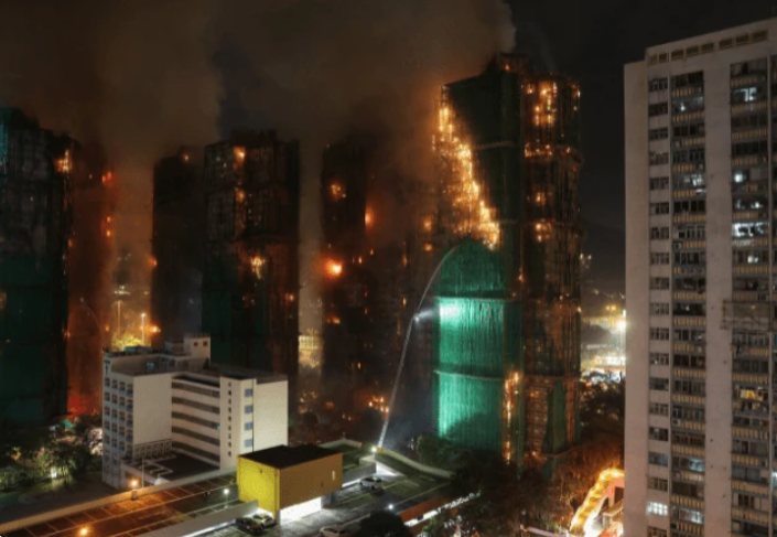 Hong Kong investiga corrupção após incêndio que deixou 146 mortos e centenas afetados.