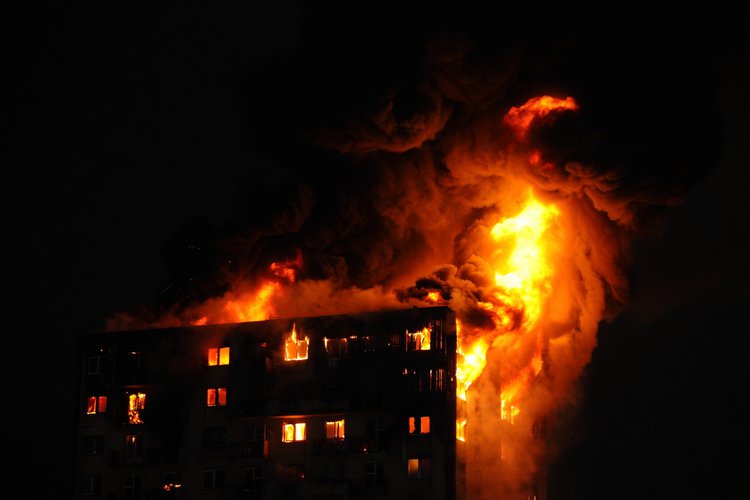 Incêndio em Hong Kong causa tragédia com 55 mortos.