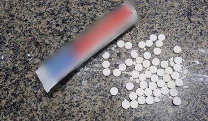 Motorista é flagrado com comprimidos escondidos em pasta dental. (Foto: Divulgação/Polícia Rodoviária Federal)