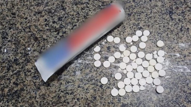 Motorista é flagrado com comprimidos escondidos em pasta dental.