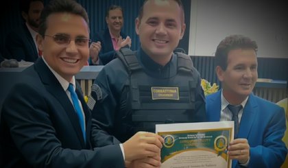 O delegado Charles Pessoa foi agraciado ontem, 22 de novembro, com o Título de Cidadania Florense concedido pela Câmara Municipal de Floriano, (Foto: Instagram delegado Charles Pessoa) O delegado Charles Pessoa foi agraciado ontem, 22 de novembro, com o Título de Cidadania Florense concedido pela Câmara Municipal de Floriano, (Foto: Instagram delegado Charles Pessoa)