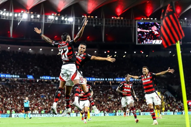 O Flamengo dominou o jogo e desperdiçou chances, mas venceu o lanterna Sport na noite deste sábado (1º), no Maracanã, e vai dormir na liderança do Campeonato Brasileiro.