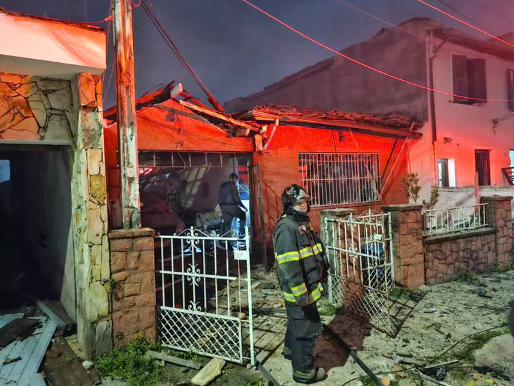O impacto foi tão forte que a Defesa Civil interditou ao menos 21 imóveis próximos.