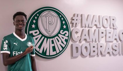 O Palmeiras acertou a contratação do zagueiro Koné, natural da Costa do Marfim. O defensor de 18 anos assinou até setembro de 2028, (Foto: Reprodução/redes sociais) O Palmeiras acertou a contratação do zagueiro Koné, natural da Costa do Marfim. O defensor de 18 anos assinou até setembro de 2028, (Foto: Reprodução/redes sociais)