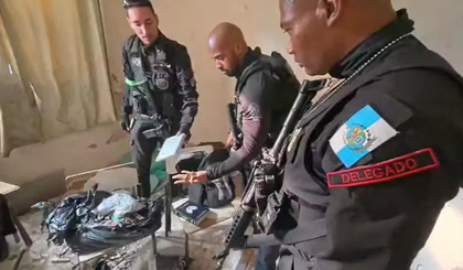 Polícia encontra drogas em escola durante operação no Rio. (Foto: Reprodução/TV Globo) Polícia encontra drogas em escola durante operação no Rio. (Foto: Reprodução/TV Globo)