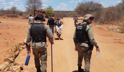 Suspeito de estuprar filha adolescente se entrega após fuga em mata. (Foto: Divulgação/Polícia Militar) Suspeito de estuprar filha adolescente se entrega após fuga em mata. (Foto: Divulgação/Polícia Militar)