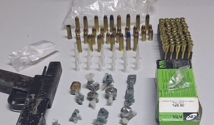 Suspeito é preso em Teresina após apreensão de drogas e arma dentro da residência. Suspeito é preso em Teresina após apreensão de drogas e arma dentro da residência. (Foto: Policia militar) Suspeito é preso em Teresina após apreensão de drogas e arma dentro da residência. Suspeito é preso em Teresina após apreensão de drogas e arma dentro da residência. (Foto: Policia militar)