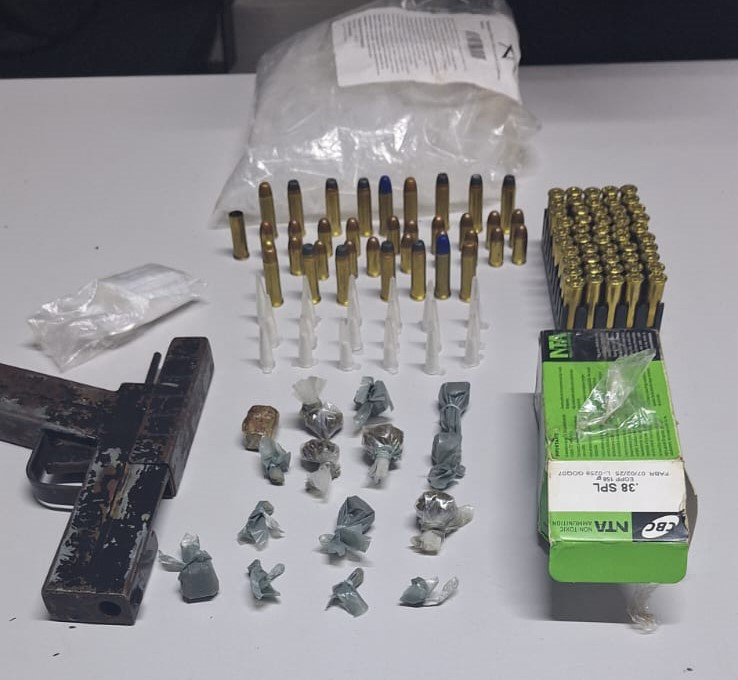 Suspeito é preso em Teresina após apreensão de drogas e arma dentro da residência. Suspeito é preso em Teresina após apreensão de drogas e arma dentro da residência.