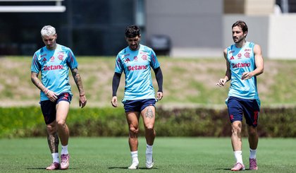 Varela, Arrascaeta e Viña foram convocados pela Seleção Uruguaia. (Foto: Gilvan de Souza/Flamengo)