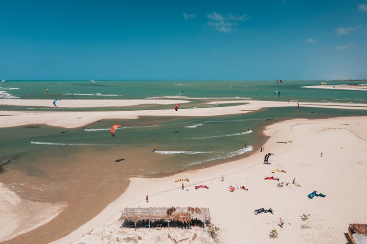 A Praia de Macapá destaca-se A Praia de Macapá destaca-se no Nordeste pelos ventos ideais ao kitesurf e pelo Macapá Big Air. Próximo dali, o Delta do Parnaíba é o único em mar aberto nas Américas e reúne ilhas preservadas e turismo em forte crescimento.