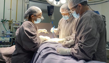 As doações beneficiaram cinco pacientes que receberam os rins e as córneas em um procedimento inédito, que mobilizou as equipes por quase 12 horas ininterruptas. (Foto: Divulgação/Governo do Piauí) As doações beneficiaram cinco pacientes que receberam os rins e as córneas em um procedimento inédito, que mobilizou as equipes por quase 12 horas ininterruptas. (Foto: Divulgação/Governo do Piauí)