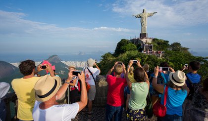 Brasil atrai 9 milhões de turistas estrangeiros em 2025. (Foto: Gerado por IA) Brasil atrai 9 milhões de turistas estrangeiros em 2025. (Foto: Gerado por IA)