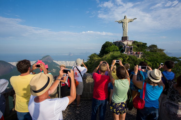 Brasil atrai 9 milhões de turistas estrangeiros em 2025.