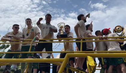Campeão do Piauiense de futsal, Atlético-PI comemora título com desfile em carro aberto. (Foto: Gustavo Cavalcante/Rede Clube)