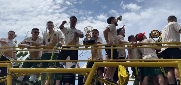 Campeão do Piauiense de futsal, Atlético-PI comemora título com desfile em carro aberto.