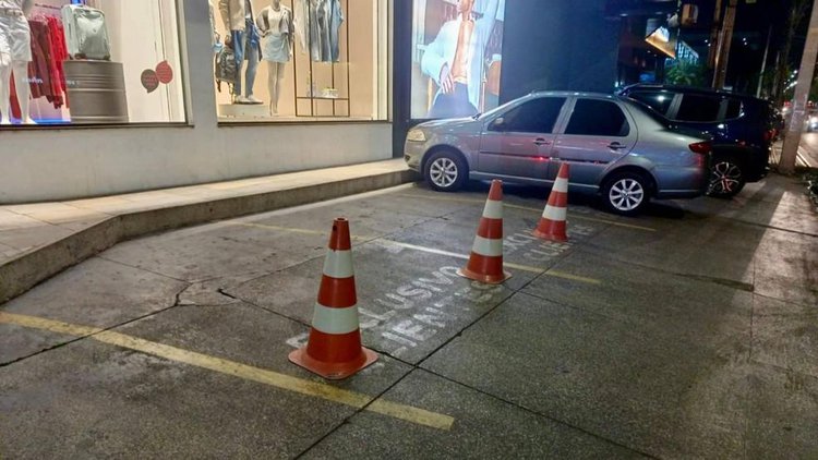 Combate à privatização de vagas de estacionamento retira cones e cavaletes.