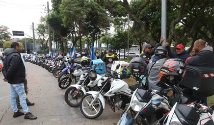 Concentração da 1a greve dos entregadores por aplicativos em frente a sede da SindimotoSP, no Brooklin. (Foto: Rovena Rosa/Agência Brasil) Concentração da 1a greve dos entregadores por aplicativos em frente a sede da SindimotoSP, no Brooklin. (Foto: Rovena Rosa/Agência Brasil)